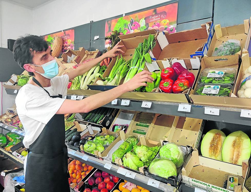 Martínez en la zona de frutas y verduras del establecimiento. 