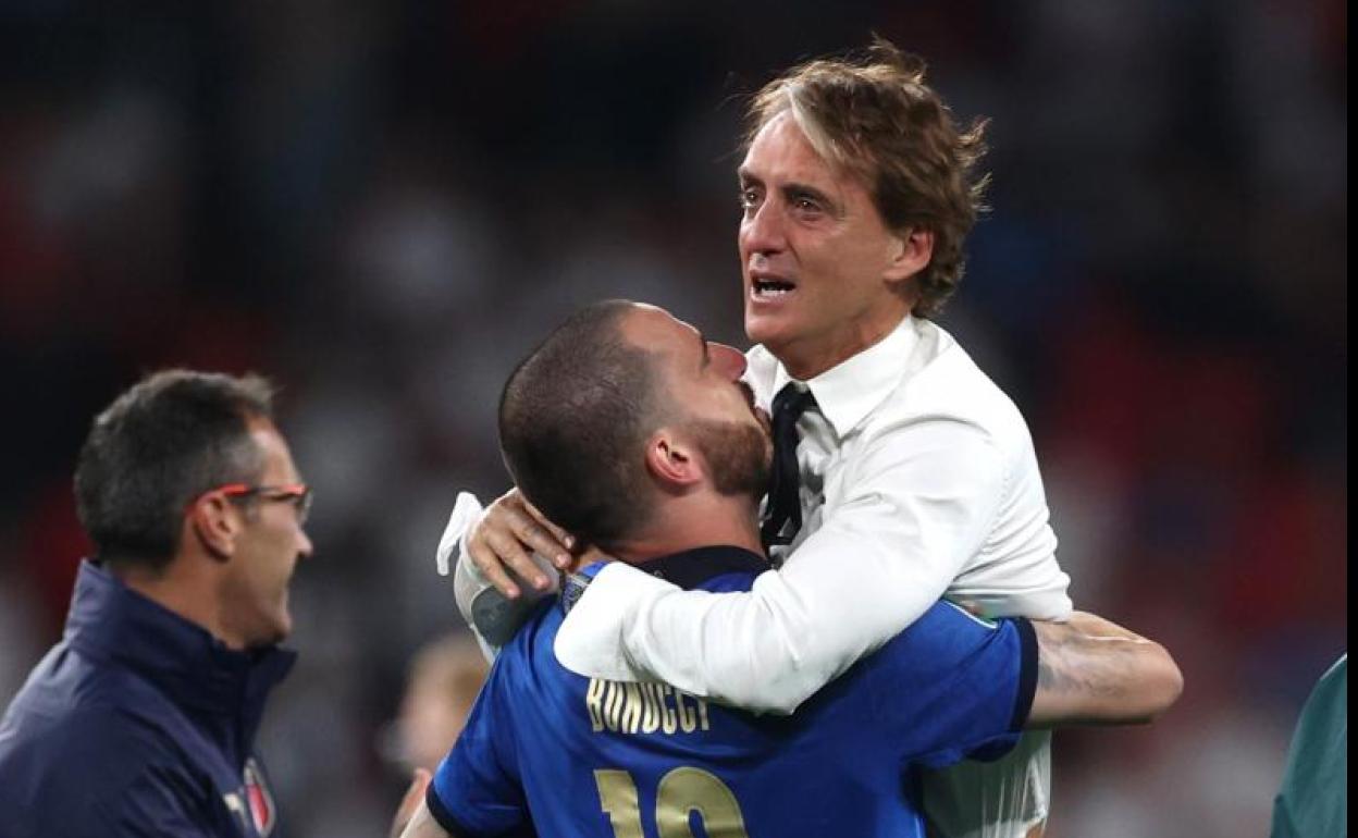Bonucci celebra el título con Mancini. 