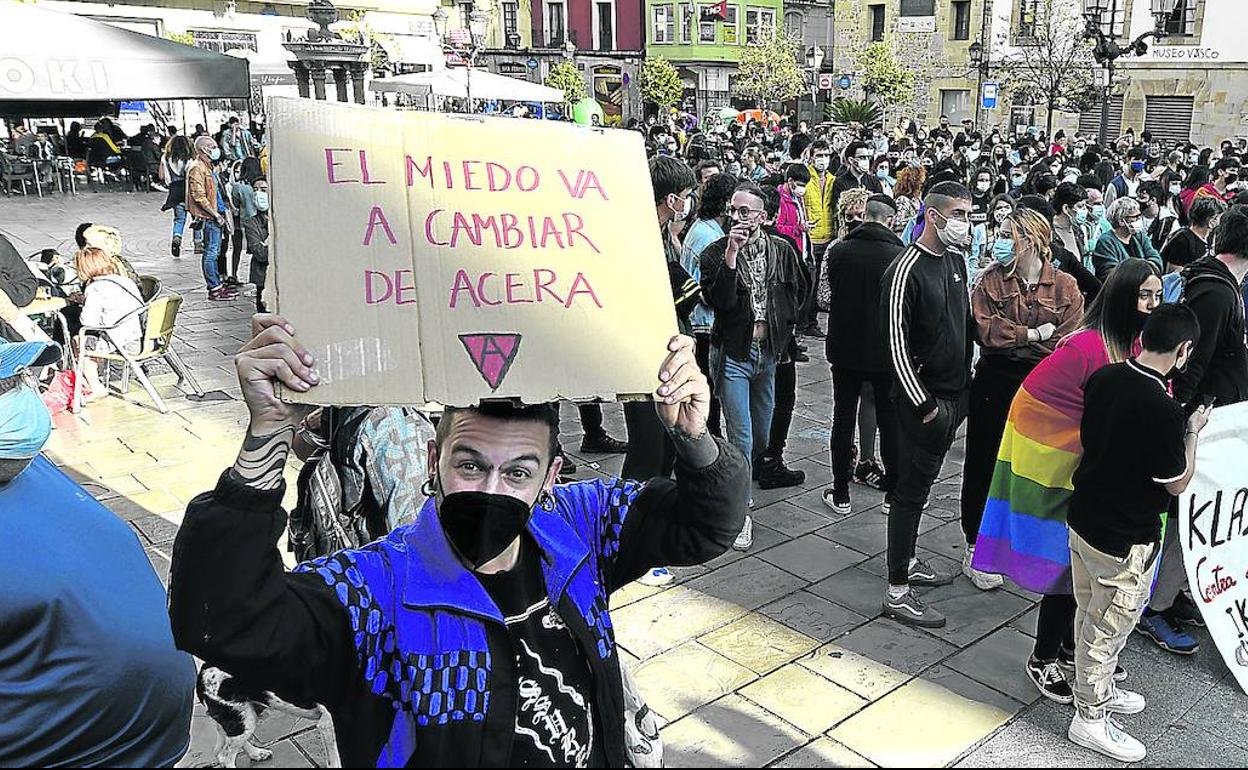 Asistentes a la manifestación contra los ataques homófobos celebrada este lunes en Bilbao, a escasos metros del lugar donde el sábado fueron agredidos dos jóvenes