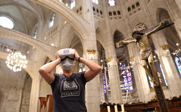 Los visitantes utilizan unas gafas especiales para viajar al pasado de la catedral. 