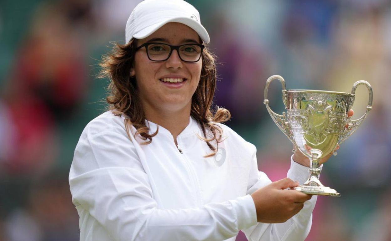 Ane Mintegi posa con el trofeo de campeona de Wimbledon júnior.