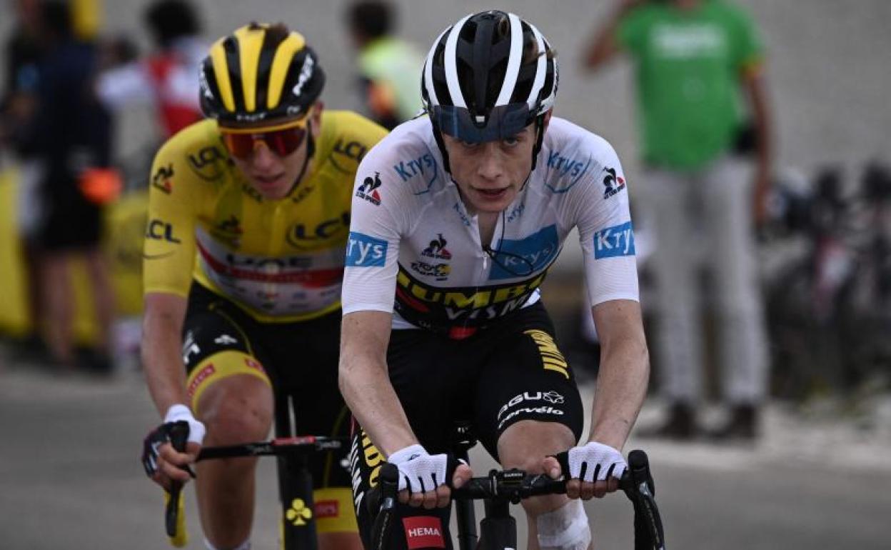 Jonas Vingegaard, con Tadej Pogacar a rueda en la subida al Mont Ventoux. 