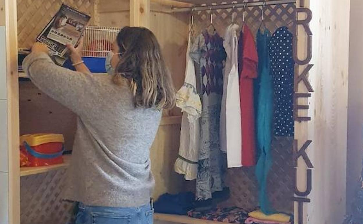 El punto de trueque quedó abierto ayer en Llodio en la Casa de Cultura. 