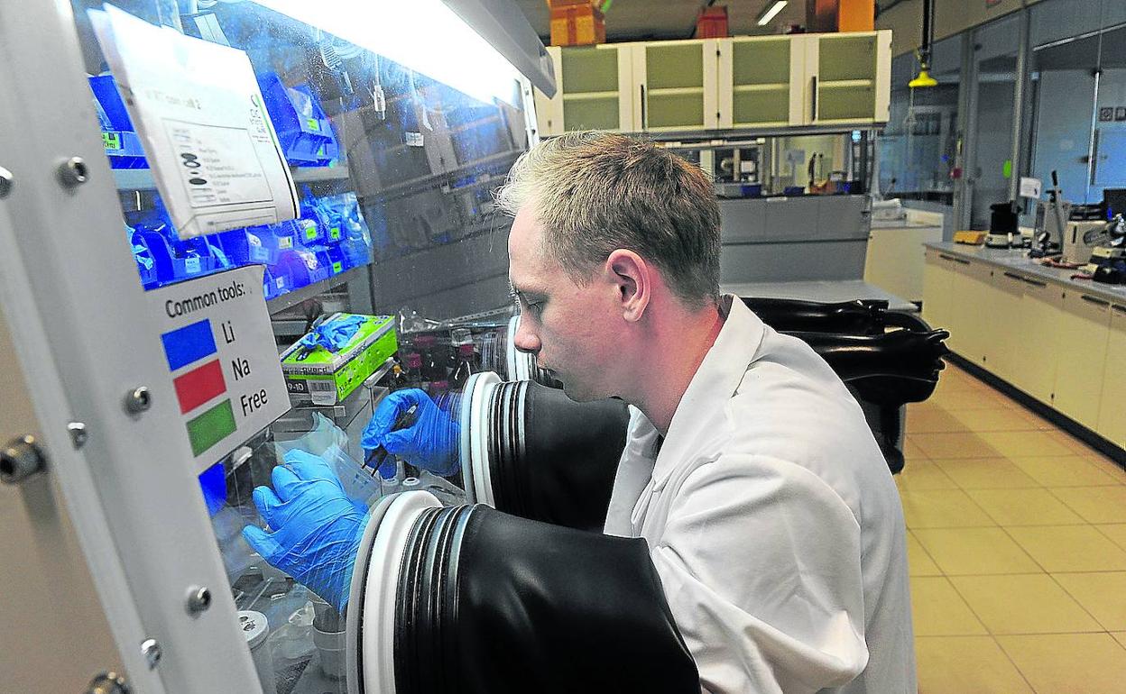 Un investigador del CIC Energigune, centro impulsor junto a nueve empresas de la fábrica de baterías alavesa Basquevolt. 