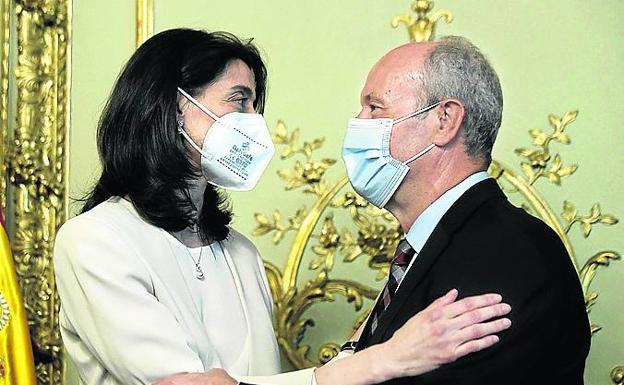 Imagen principal - La nueva ministra de Justicia será Pilar Llop en sustitución de Juan Carlos Campo. Pedro Duque traspasó la cartera del Ministerio de Ciencia a Diana Morant. José Manuel Rodríguez Uribes cede el testigo de Cultura y Deportes a Miquel Iceta. 