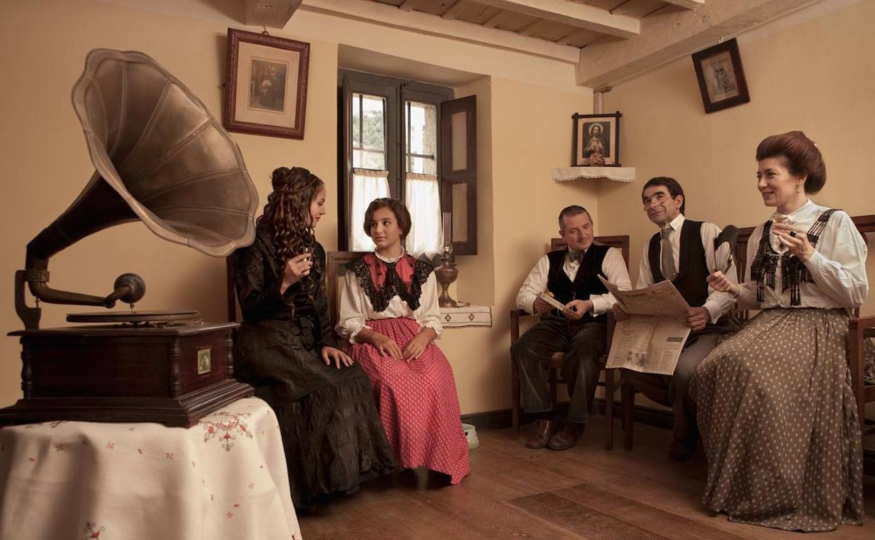 Los habitantes de la Casa de las Doñas (Liébana) conversan en el salón.