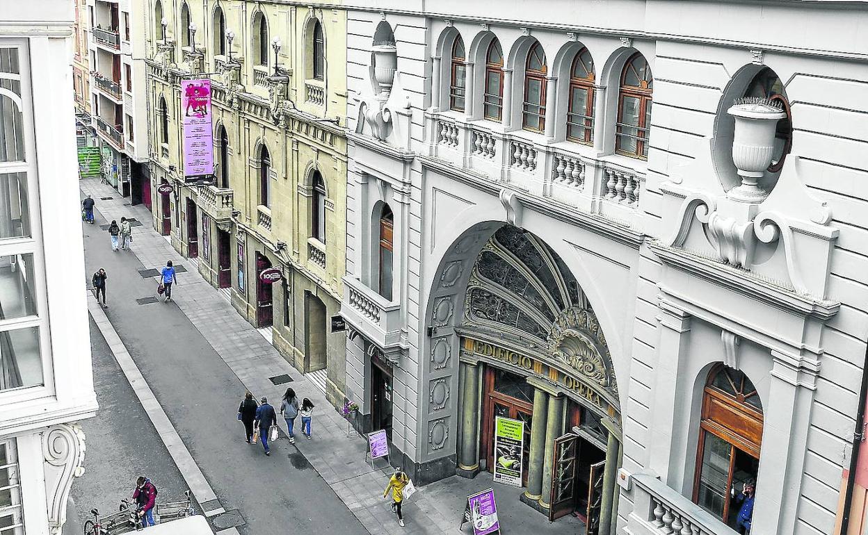 El Teatro Principal y el Edificio Ópera comparten fachada en la calle San Prudencio.