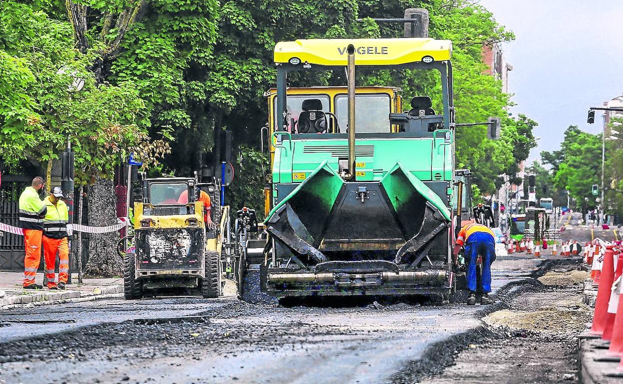 Las máquinas trabajan en la mejora del firme en las calles Álava y Salvatierrabide, con restricciones a la circulación.