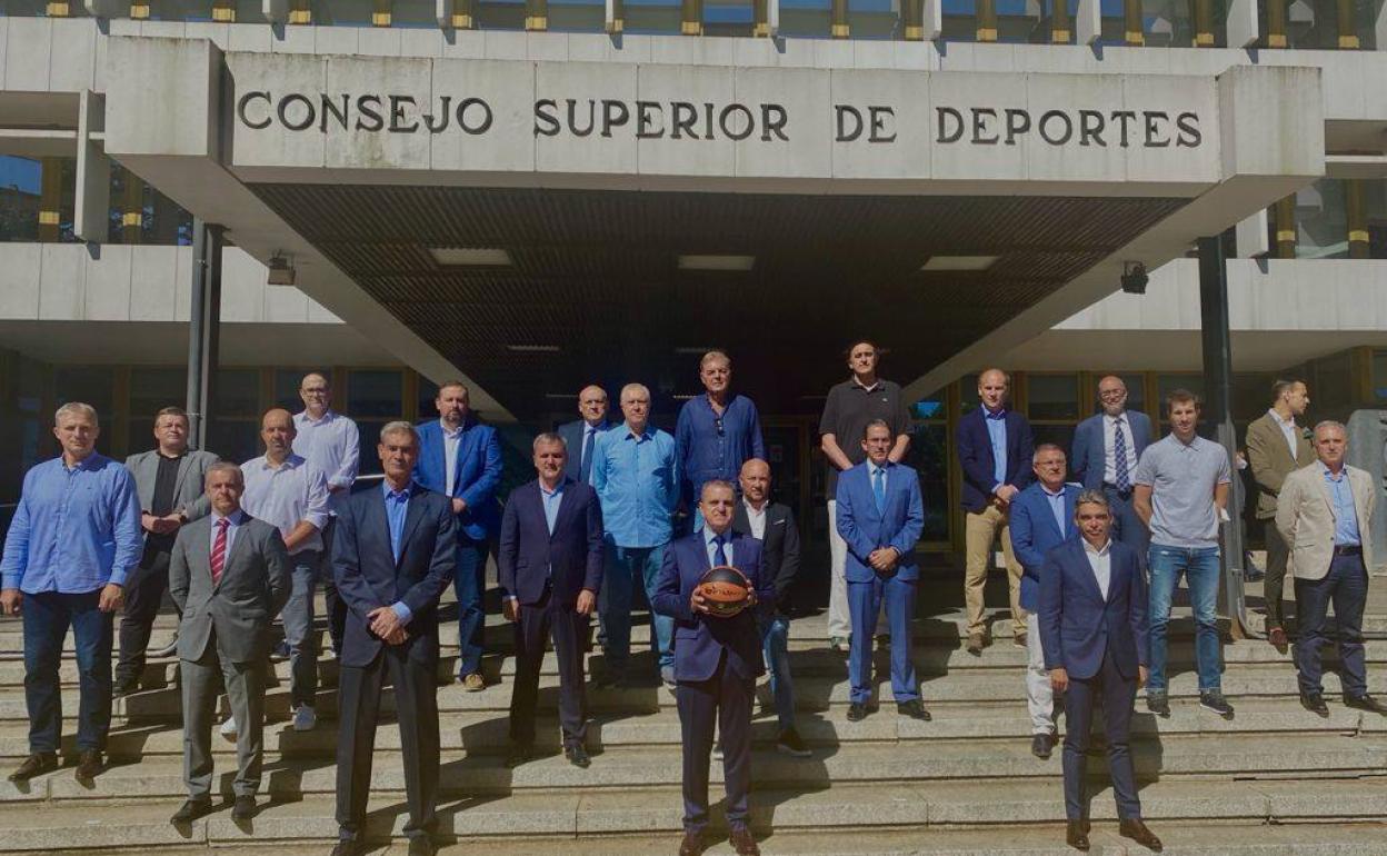 Los representantes de los clubes posan en la entrada del CSD