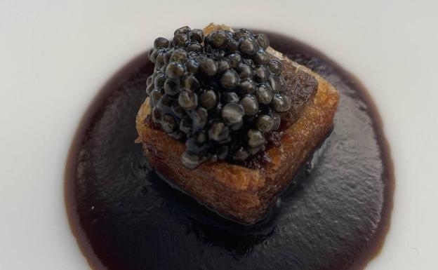 Caldo de puchero, rabo en txakinarto, panceta y caviar, del chef de Azurmendi.