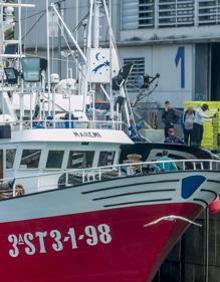 Imagen secundaria 2 - Un marinero desaparecido y nueve rescatados tras volcar el pesquero Maremi cerca de Santander