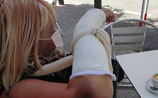 Imagen principal - «Tengo la muñeca destrozada, todavía hoy sigo llorando»