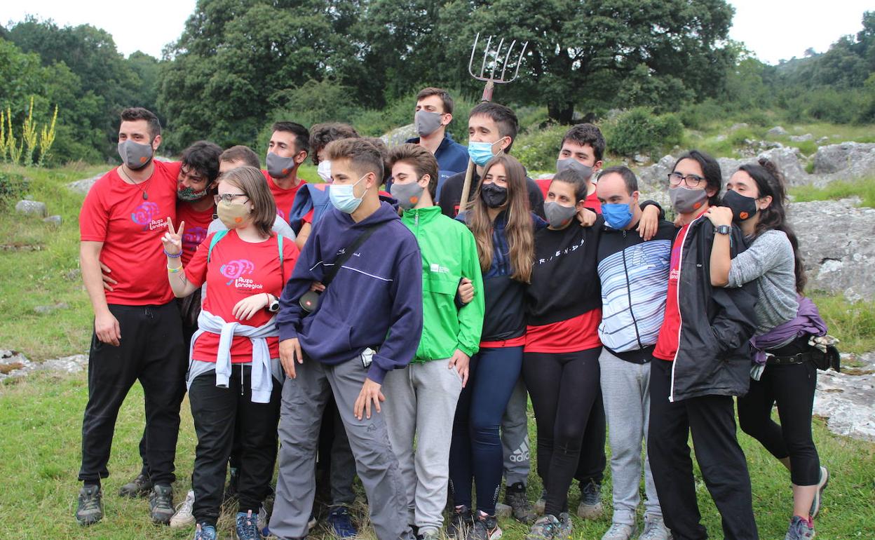 Los integrantes del campo de trabajo posan en un momento de descanso antes de volver a la tarea junto al calero de Mintegieta. 