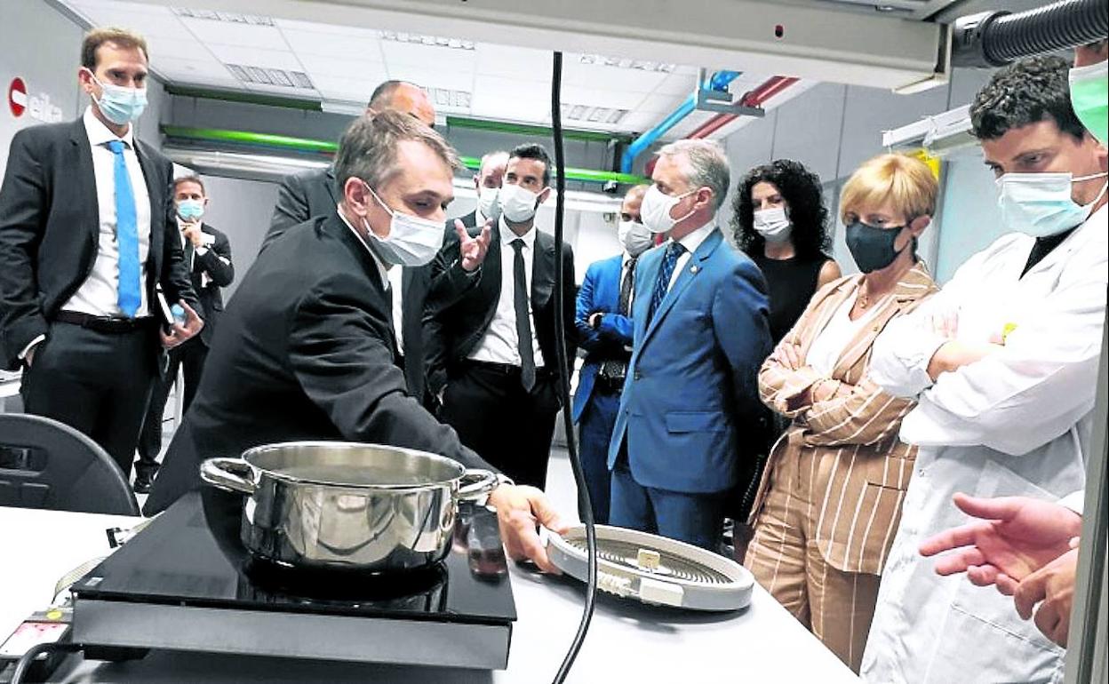 Responsables de la cooperativa Eika de Etxebarria detallan al lehendakari claves del éxito de su producción.