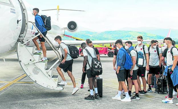 Salida. Los jugadores rojiblancos montan en el chárter que les llevó desde Bilbao a Zúrich. 