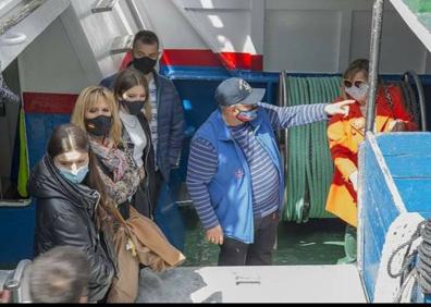 Imagen del mes de mayo de Fernando Solano, mostrando su barco, el Maremi, a un grupo de visitantes durante la Feria de Artes Fijas de Santoña.