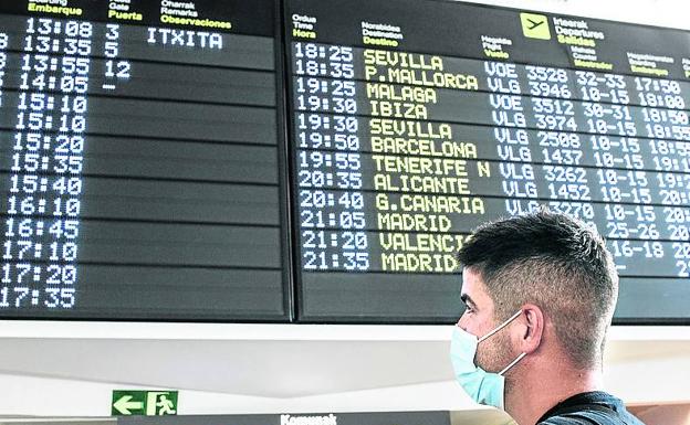 Un joven observa el panel de vuelos en la jornada de ayer. 