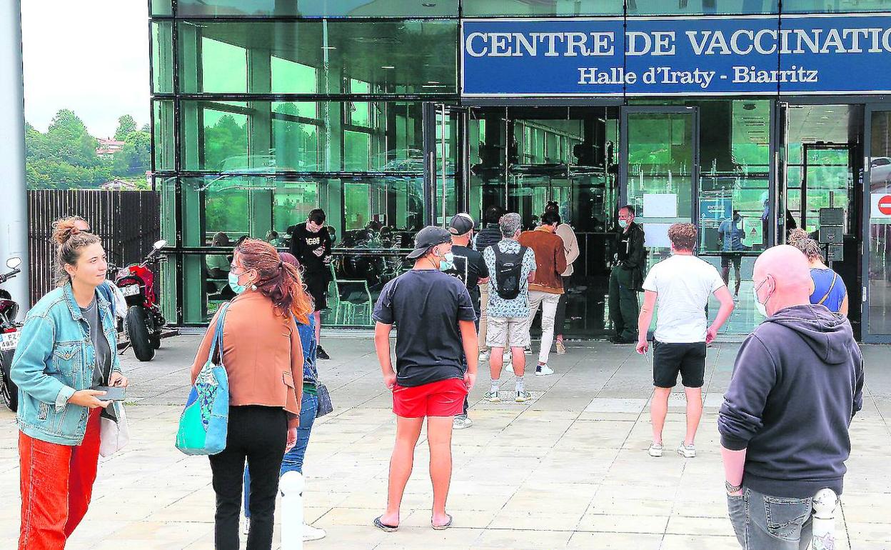 Colas ante el centro de vacunación de Biarritz para inocularse la vacuna. 