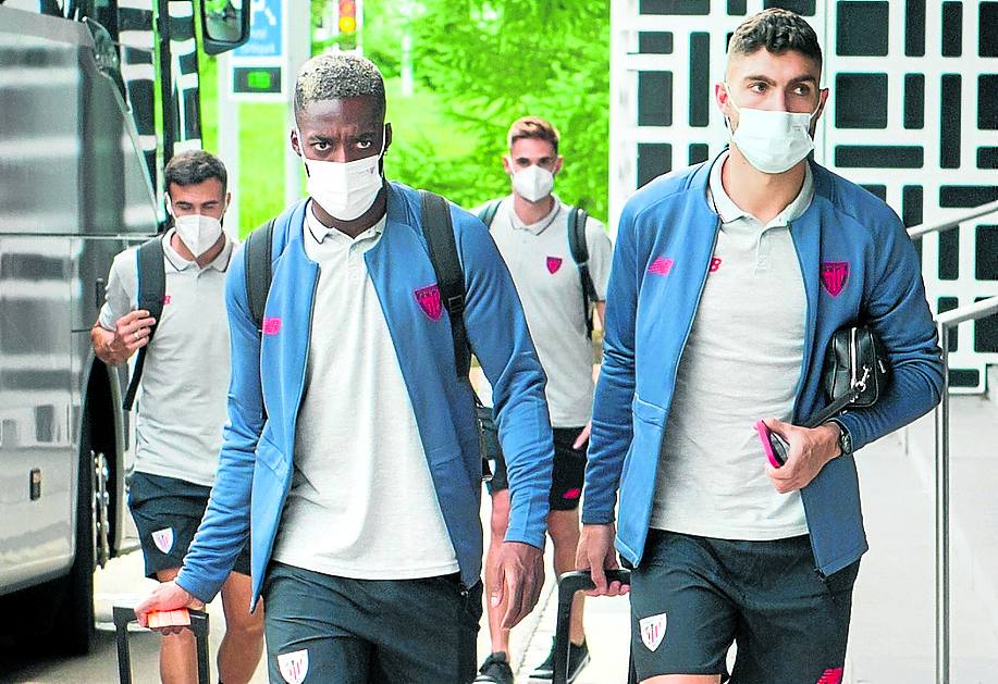 Preparados. Iñaki Williams y Unai Nuñez se dirigen al hotel de concentración. 