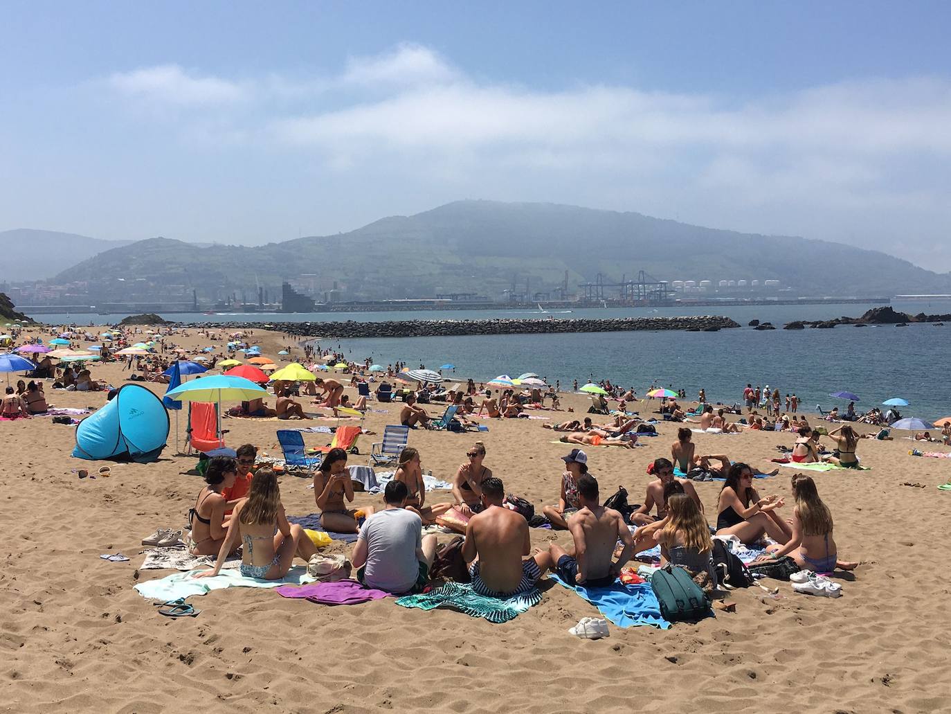 Fotos: Así lucen las playas de Las Arenas y Arrigunaga este domingo