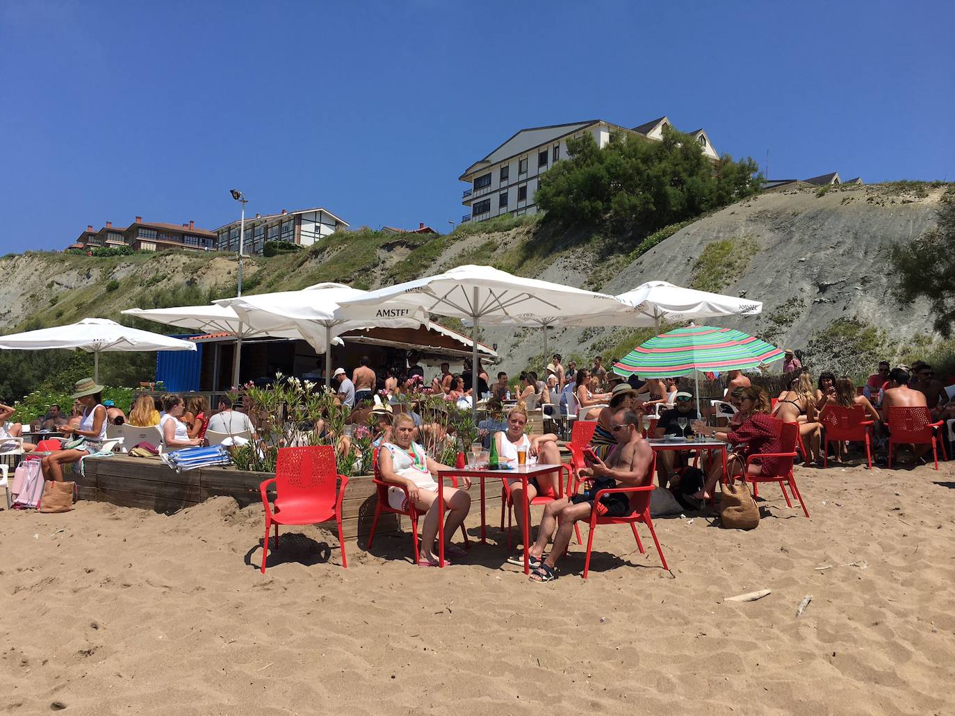 Fotos: Así lucen las playas de Las Arenas y Arrigunaga este domingo