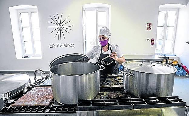 Zuriñe utiliza una zona del balneario como fábrica de Ekotarriko, su enseña de embotados ecológicos.