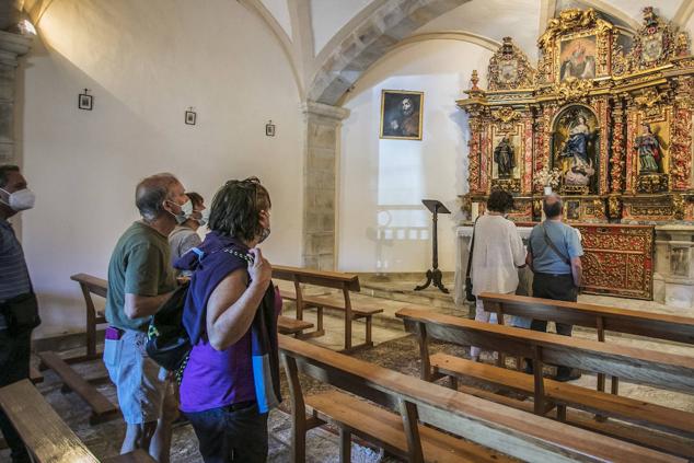 La Inmaculada de Sarría es una talla barroca del siglo XVII.