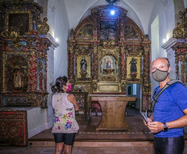 Francisco Navarro y Pilar Ferrer, después de subir por la mañana al monte de Júndiz, aprovecharon para visitar la ermita de Jugatxi.
