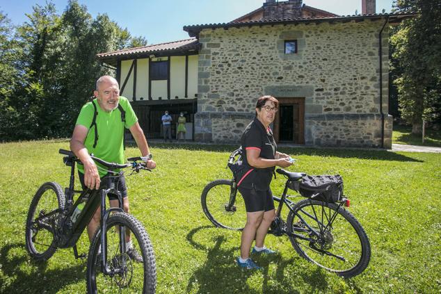 Rosa Mar Torre y Luis Mari Guinea optaron por subir a la ermita en bicicleta eléctrica.