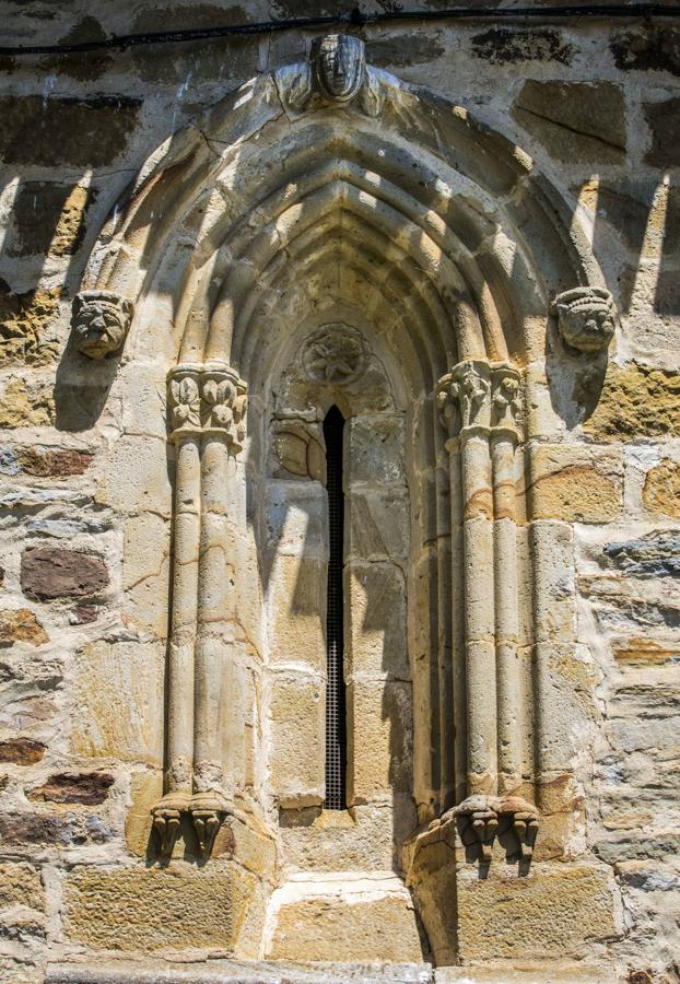 A menudo las ermitas románicas en Álava solían tener ventanas saeteras, pues tambien eran concebidas para servir de fortaleza.