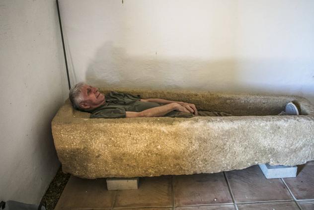 Alain Boisset aprovechó su visita a este templo para probar si cabía dentro de esta caja mortuoria.