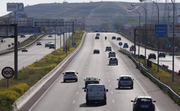 Cuándo puedo adelantar por la derecha o en prohibido