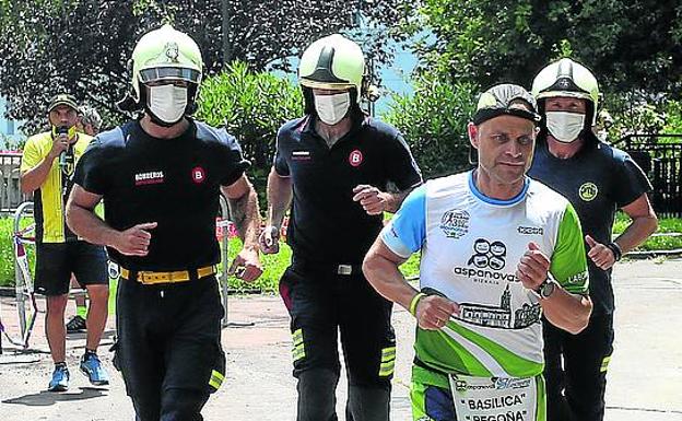 Acompañado. Los bomberos también corrieron con el atleta en su maratón alrededor de la basílica de Begoña. 