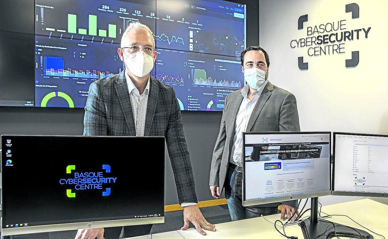 Javier Diéguez, director del Centro Vasco de Ciberseguridad, y Asier Martínez, responsable del equipo de emergencias informáticas.