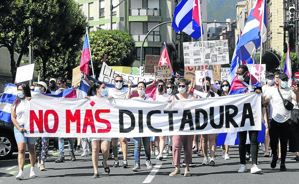 Un numeroso grupo de cubanos residentes en Euskadi se manifestó el martes en Bilbao para pedir el fin de la dictadura castrista. 