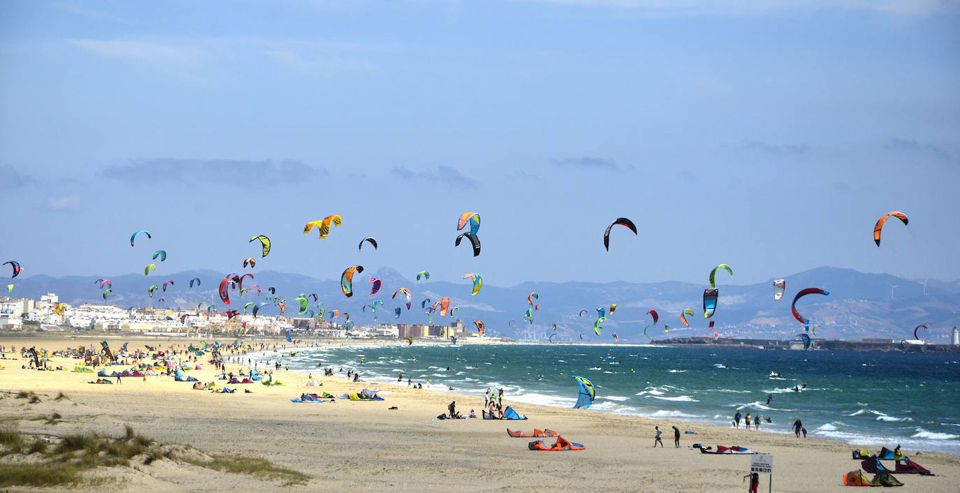 Por fin ha llegado el ansiado verano, y con las altas temperaturas que caracterizan España en esta época del año, se hace indispensable visitar el mar para conseguir librase del calor. Sin embargo, no siempre es una buena idea, ya que muchas veces la difícil accesibilidad y la dificultad para encontrar aparcamiento desaniman a cualquiera. Por esto, Parclick ha creado una aplicación para poder reservar aparcamiento cerca de las playas de estas 8 ciudades. 