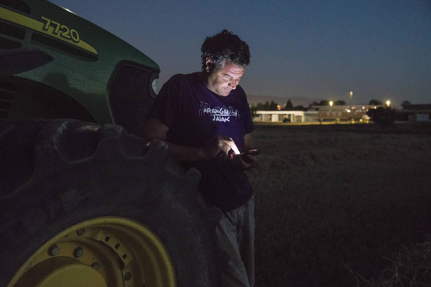 Es noche cerrada y Javier consulta la previsión meteorológica del próximo día.
