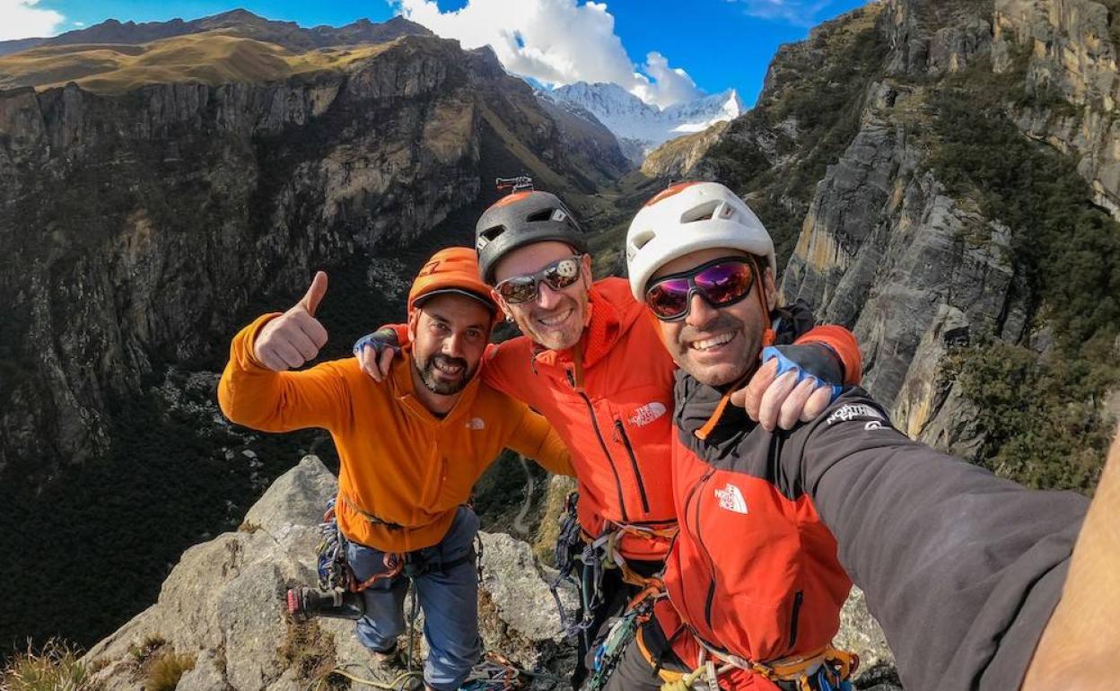 Imagen de los hermanos Pou y el murciano Manu Ponce en la cima