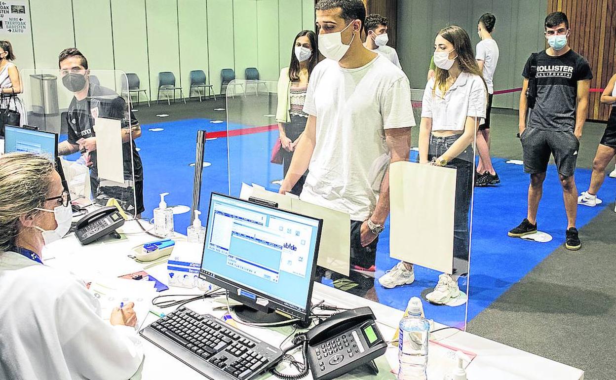 Jóvenes de entre 29 y 16 años hacen cola para recibir la primera dosis contra el coronavirus en el pabellón 6 del BEC. 