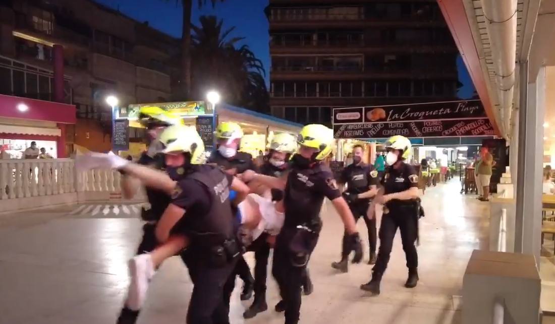 Detención en Benidorm de un turista británico por negarse con violencia a llevar mascarilla