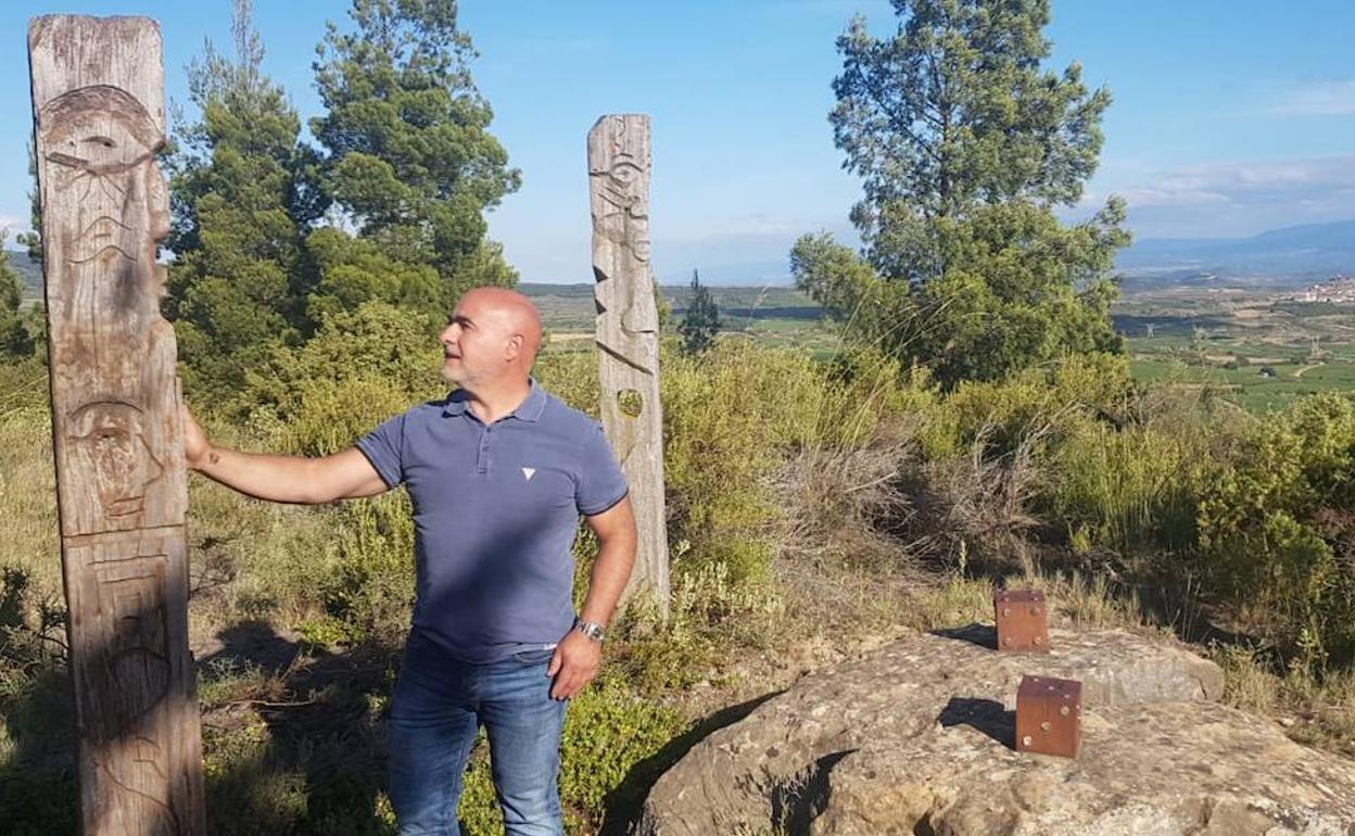 Pedro Pablo Amurrio, rodeado de obras salidas de sus manos. 