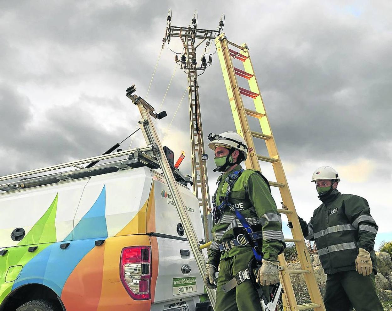 Brigadas de trabajo de Iberdrola llevan a cabo tareas de mantenimiento de las redes eléctricas. 