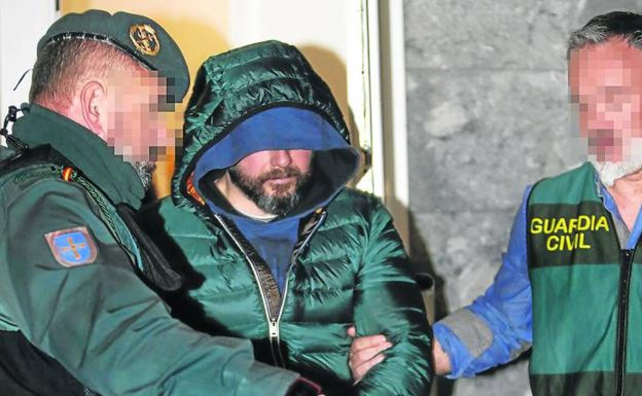 Pedro Nieva, durante el traslado del cuartel de la Guardia Civil al juzgado de Llanes para declarar ante la juez en 2019.