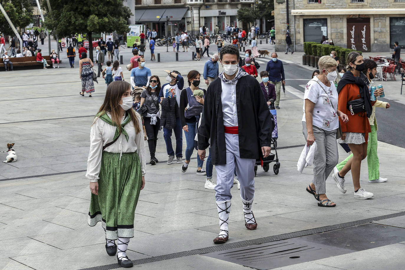 Fotos: Blusas y neskas vuelven a las calles de Vitoria un año después