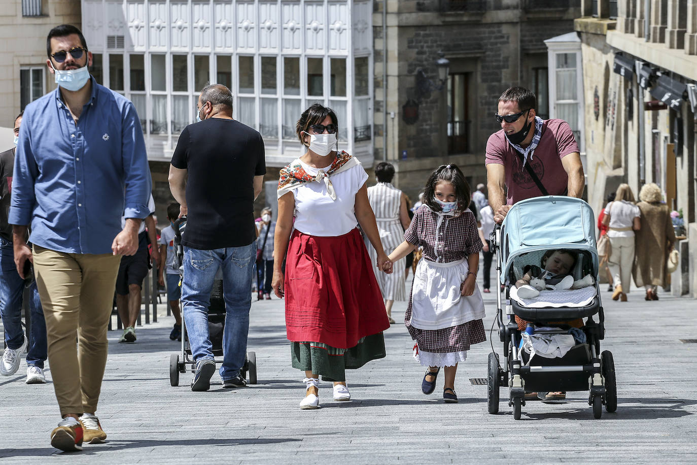 Fotos: Blusas y neskas vuelven a las calles de Vitoria un año después