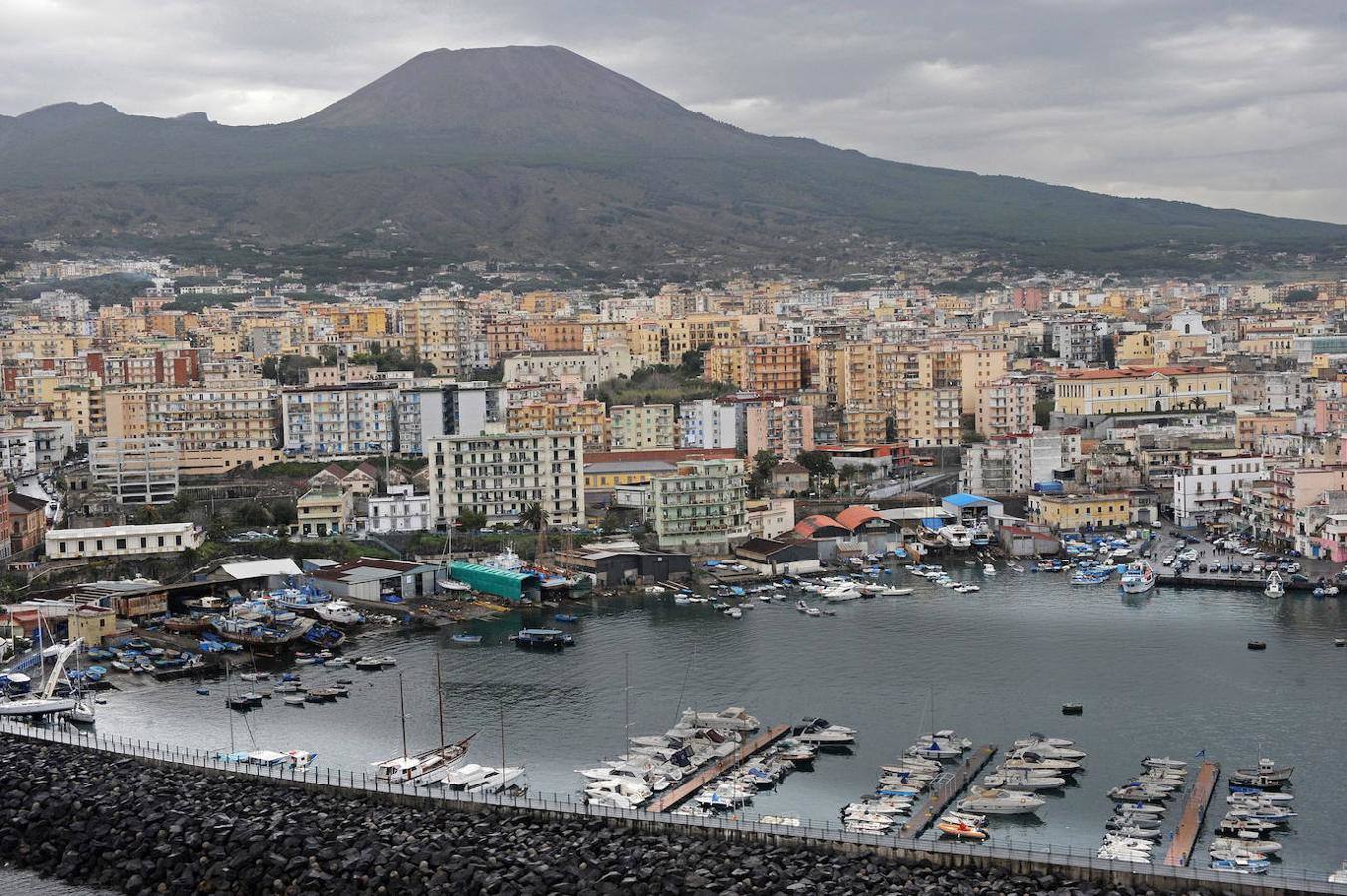 Monte Vesubio: Este volcán ubicado frente a la bahía de Napoles, es el volcán activo más conocido y uno de los más peligrosos del mundo. Conocido sobre todo por sepultar bajo sus cenizas las ciudades de Pompeya y Herculano en el 79 d.C. Su última erupción fue en 1944. Una de las razones de estar considerado el más peligroso del mundo, además de por estar en activo, es porque en sus inmediaciones viven cerca de tres millones de personas. 