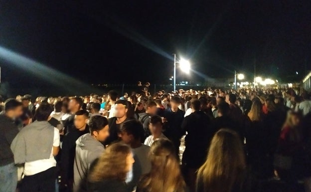 La multitud toma por completo el paseo de la playa. 