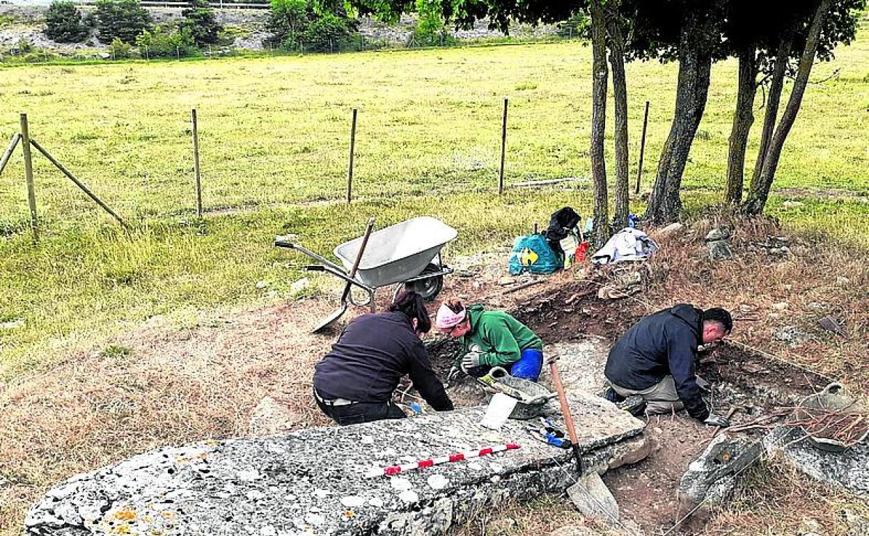 Trabajos de excavación en el dolmen de Gurpide Norte.