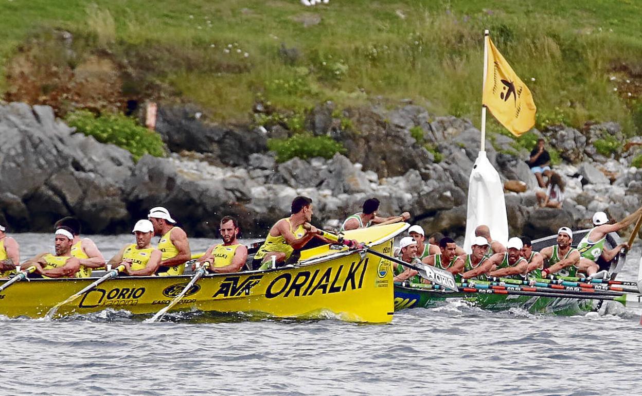 Duelo. Orio fue la única que plantó cara a Hondarribia en la Bandera CaixaBank, en aguas de Castro.