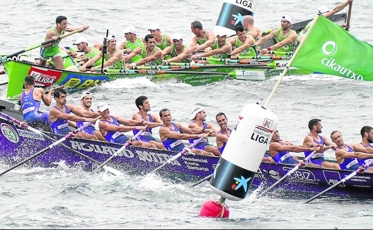 La 'Sotera' sale de la segunda ciaboga en la calle tres, mientras que Hondarribia entra en la baliza.
